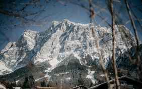Die Zugspitze im Rücken